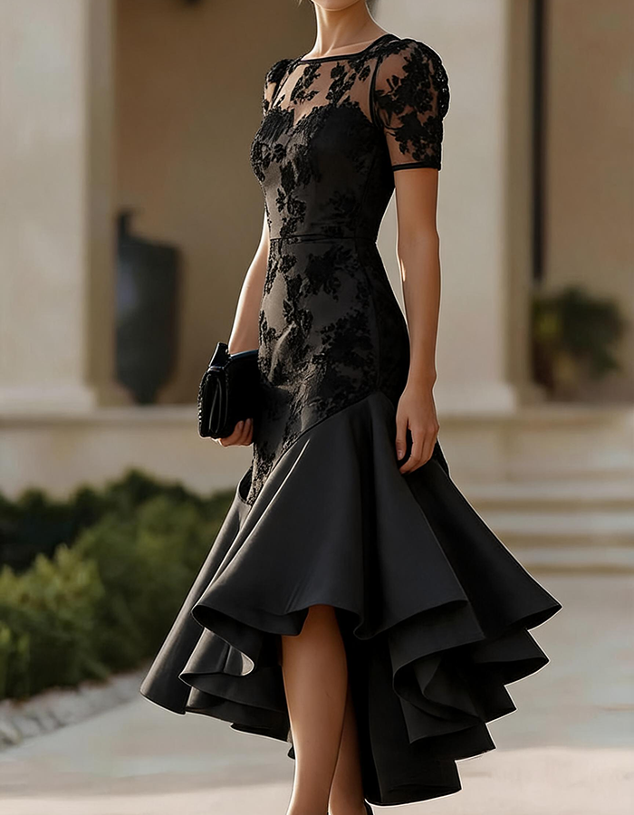 Vestido midi preto com renda floral, decote ilusão e corte high-low