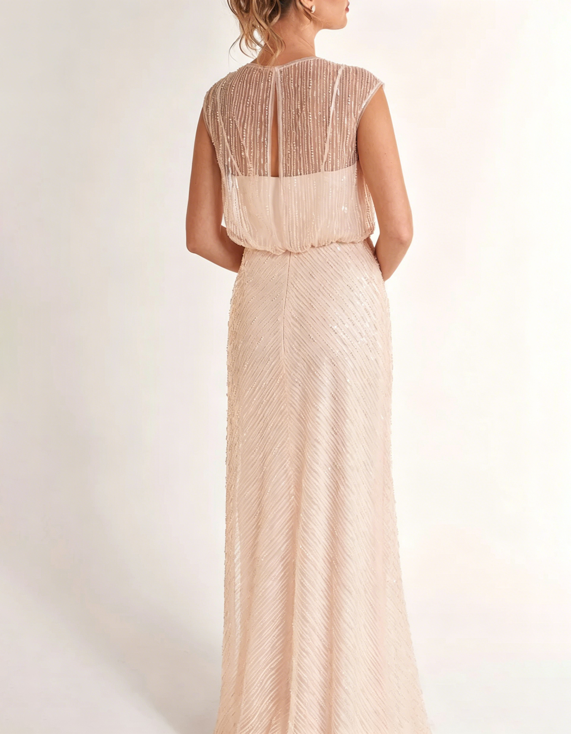 Vestido maxi color champán claro con lentejuelas bordadas y abertura