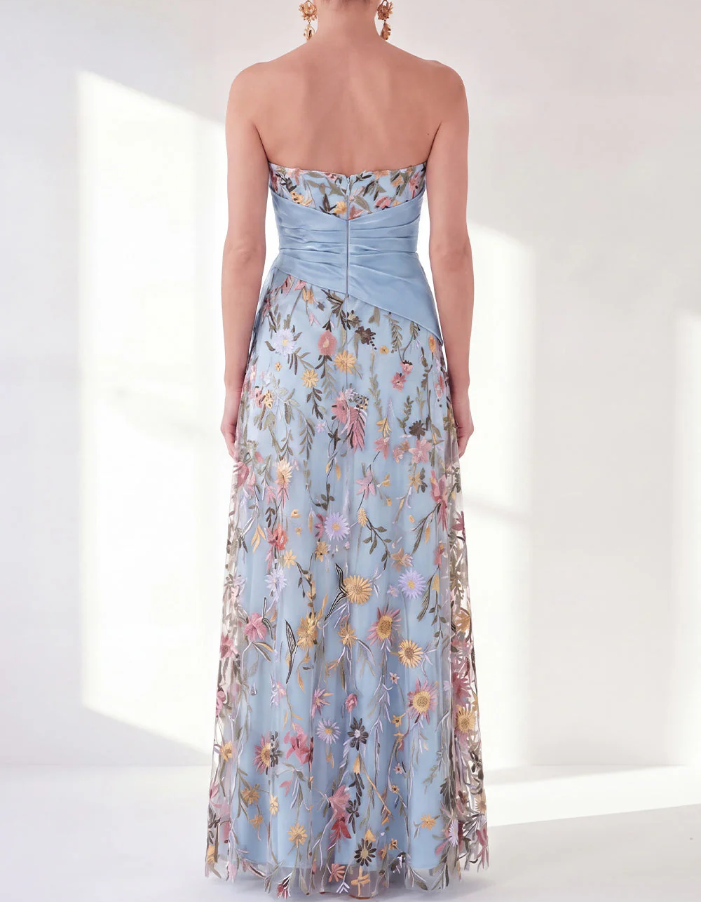 Vestido maxi sin tirantes con bordado de encaje y abertura