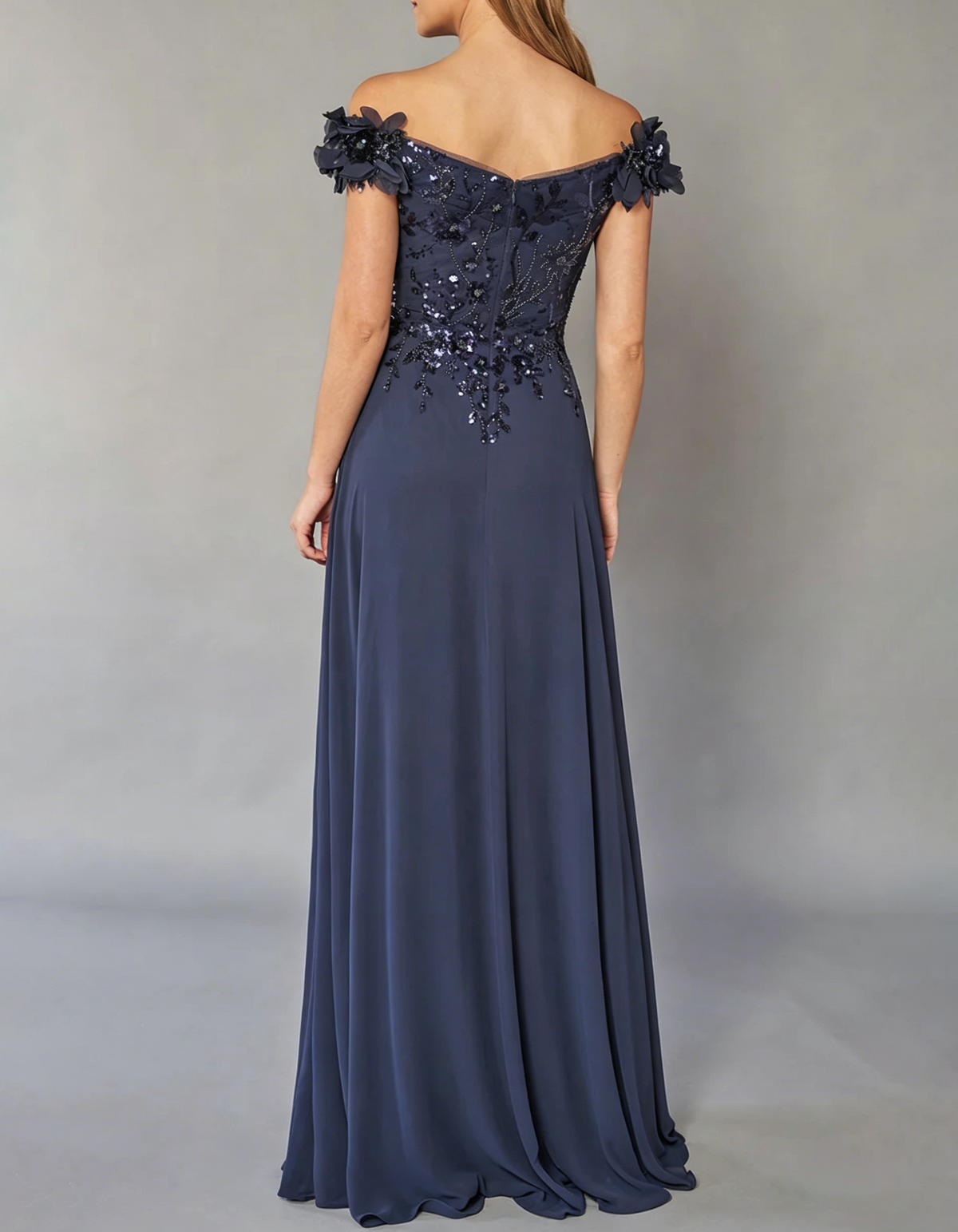 Marineblaues Maxikleid mit Spitzen-Stickerei und schulterfreiem Schnitt