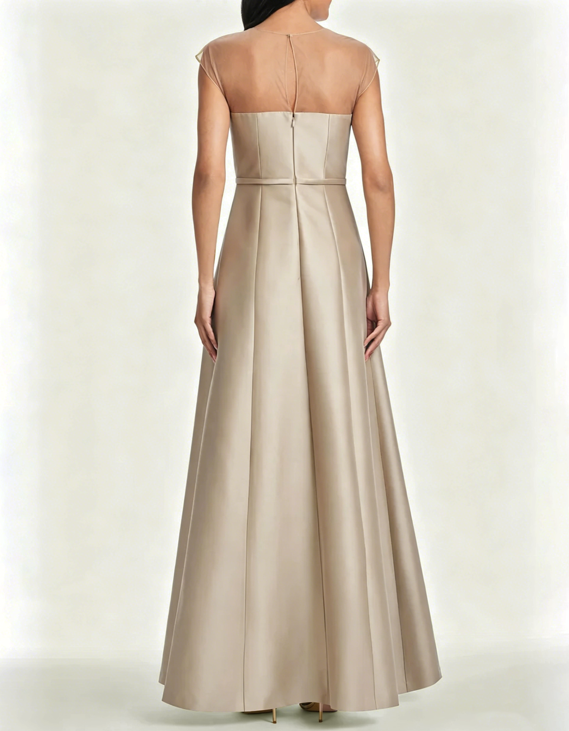Vestido maxi de satén color champán con malla, lentejuelas y bordados