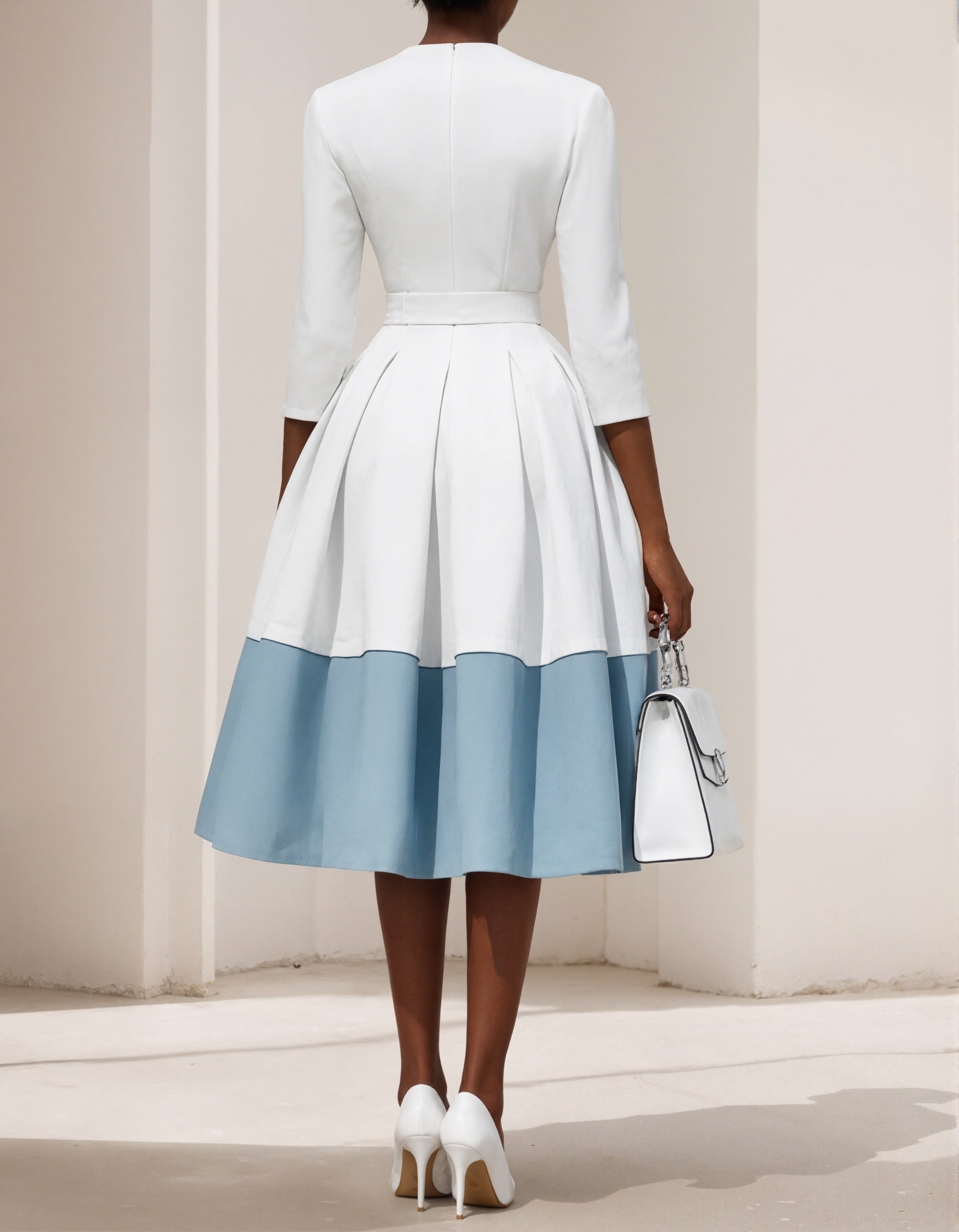 Vestido acampanado blanco y azul claro refinado con cintura ceñida y cuello alto