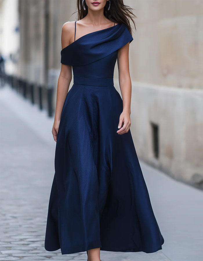 Robe longue en satin bleu asymétrique à une épaule