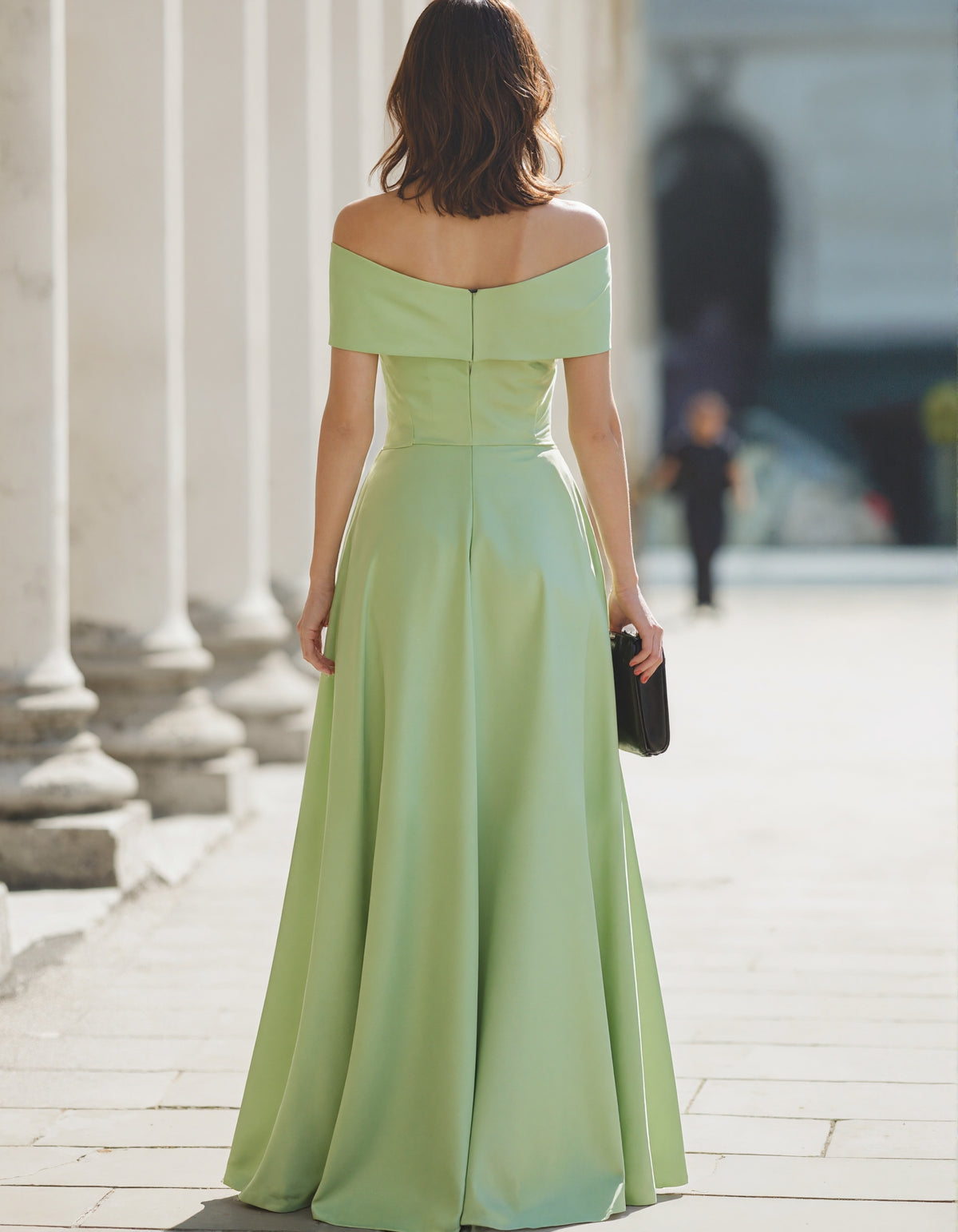 Rochie maxi verde deschis din satin cu umerii goi  