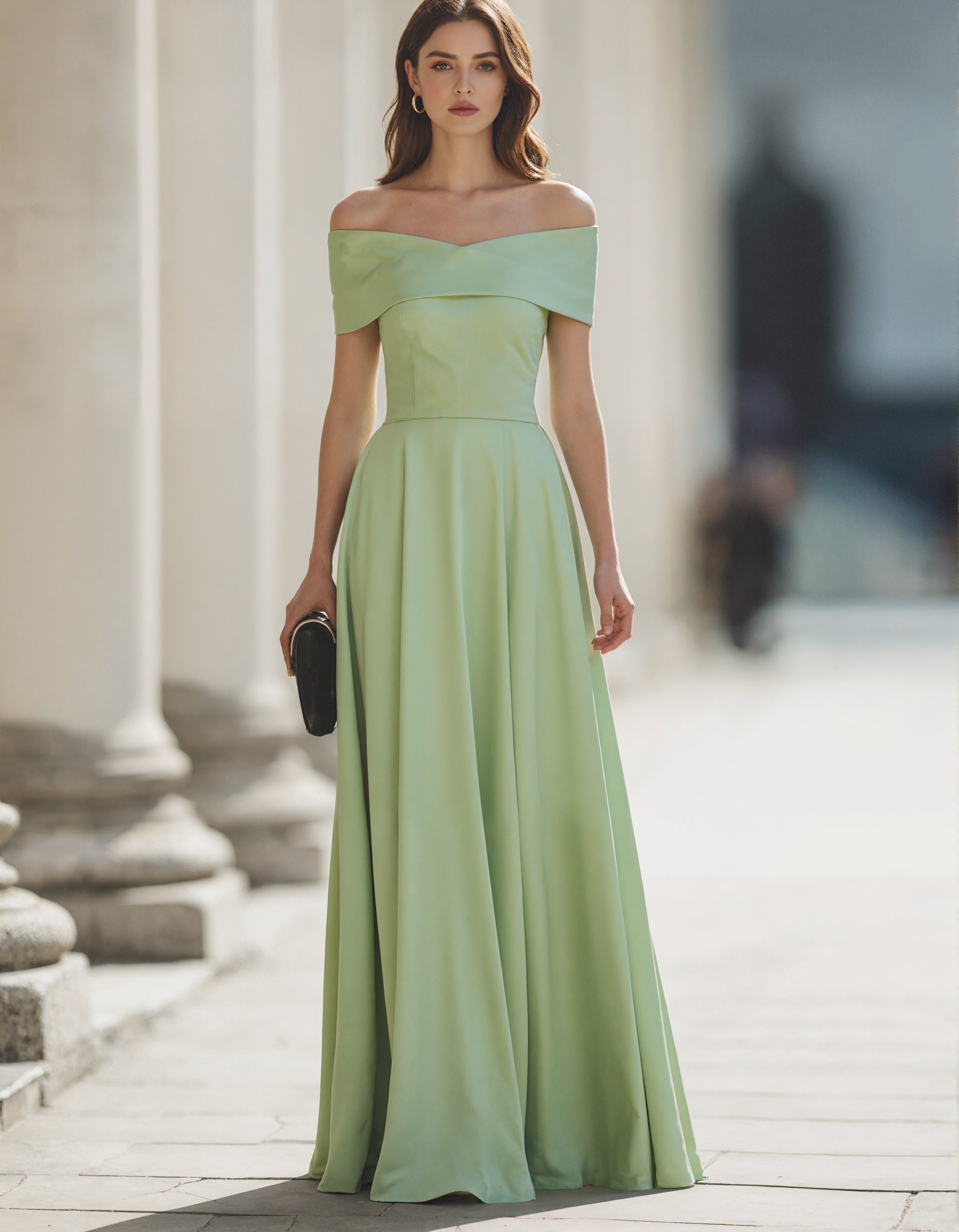 Rochie maxi verde deschis din satin cu umerii goi  