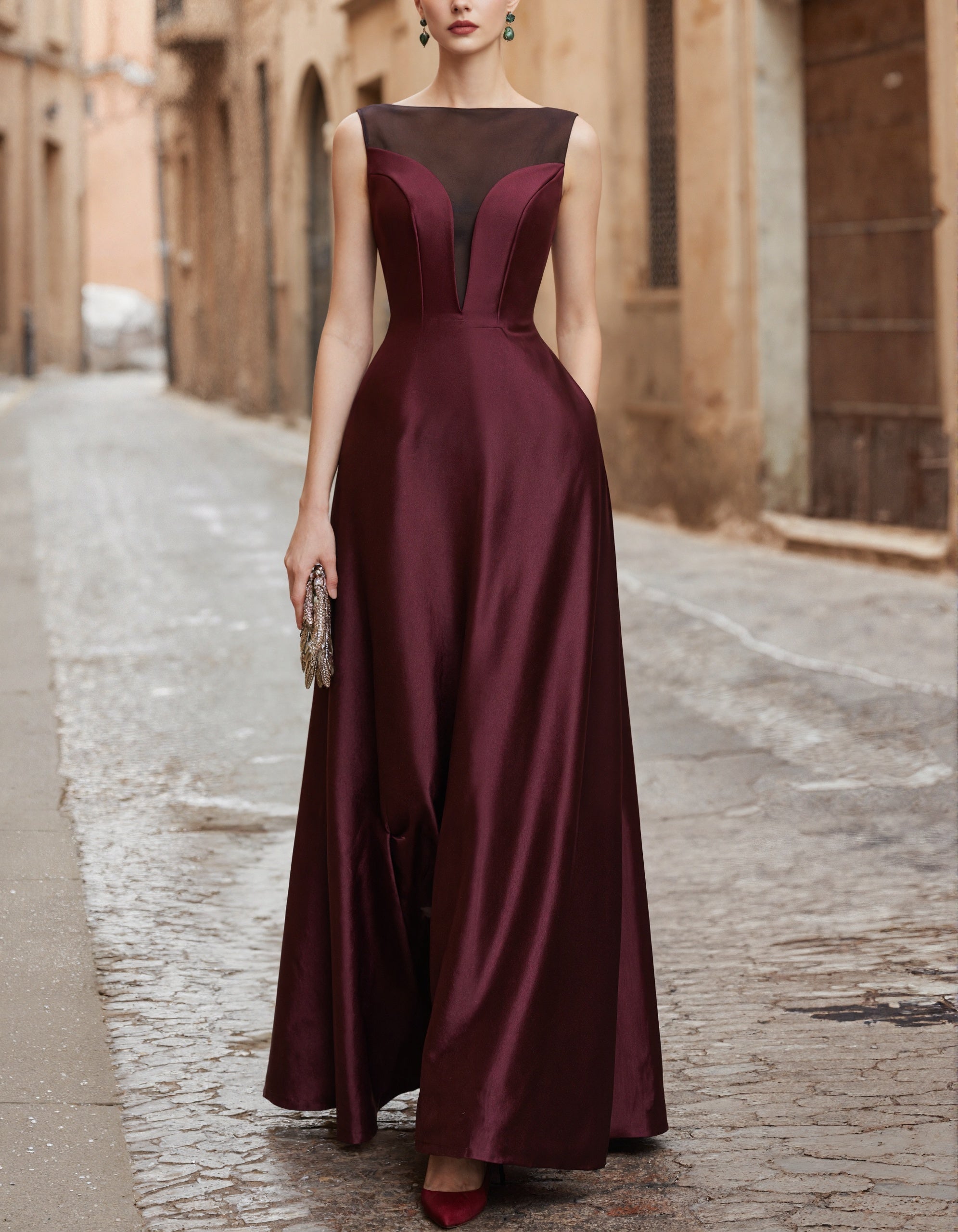 Vestido maxi burdeos de satén con cuello de tul  