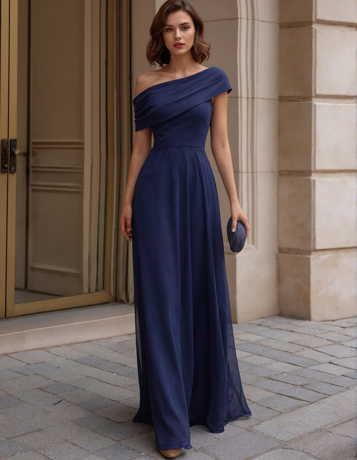 Robe longue en mousseline bleu saphir profond drapée à une épaule