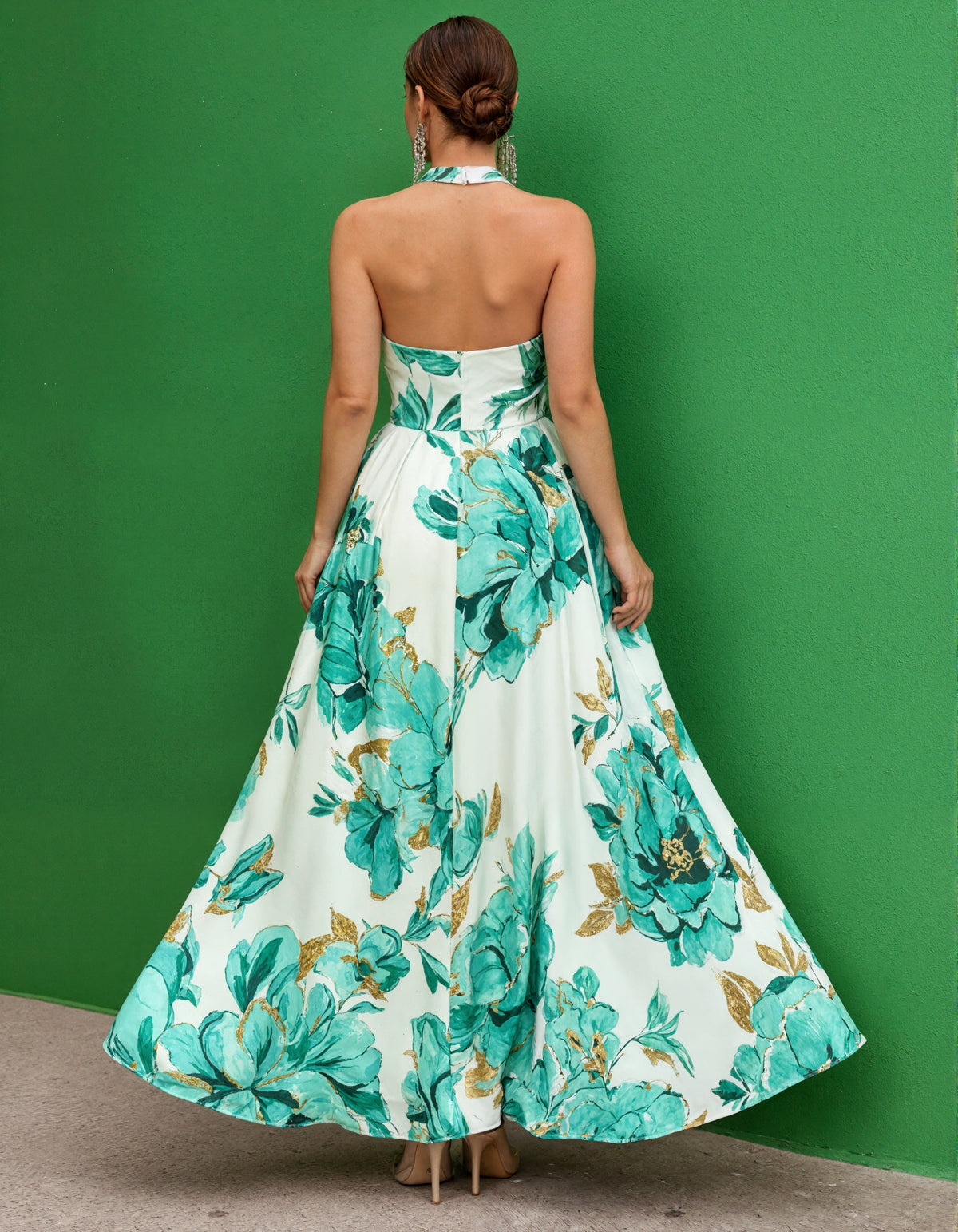 Grünes Maxikleid mit Blumenmuster und Rückenausschnitt