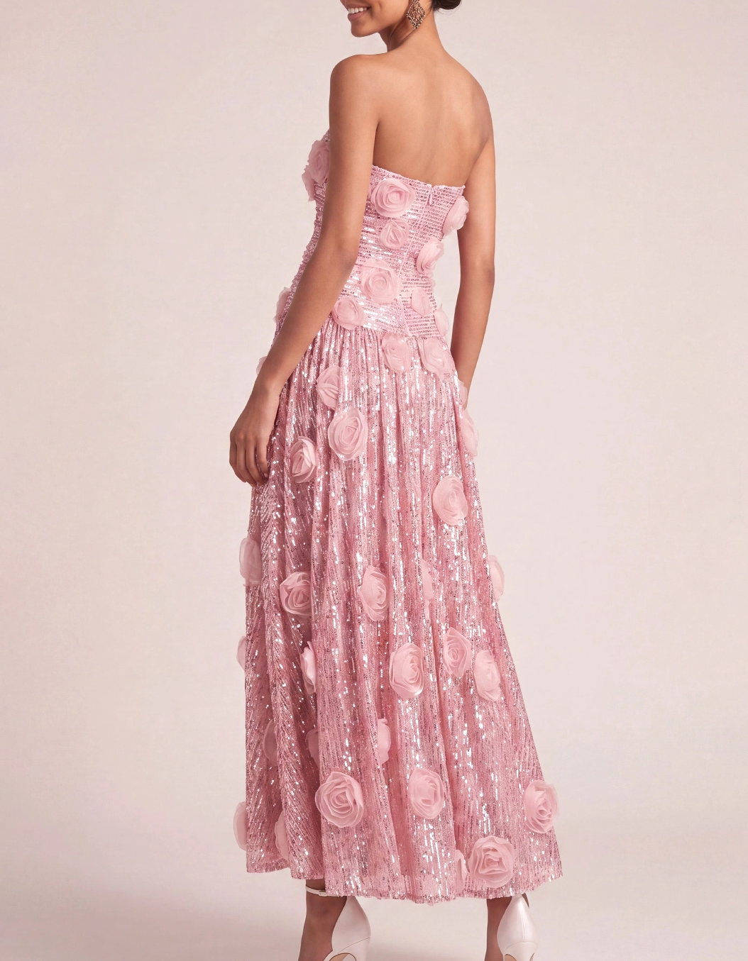 Vestido maxi sin tirantes en línea A con lentejuelas y rosa
