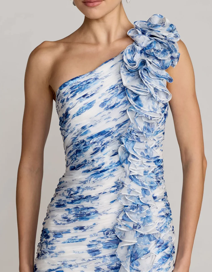 Maxikleid aus Chiffon mit Blumenmuster und Rüschen, einseitig schulterfrei