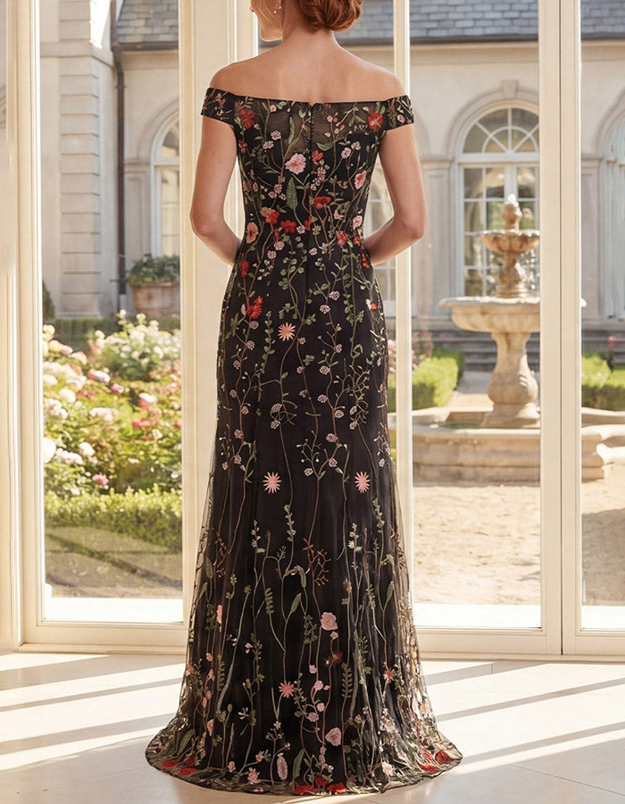 Svart maxiklänning i tyll med blommig brodyr och axelbandslös design