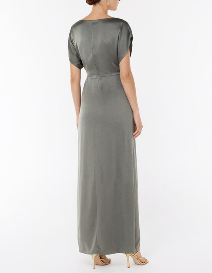 Robe longue en satin gris vert à col bateau