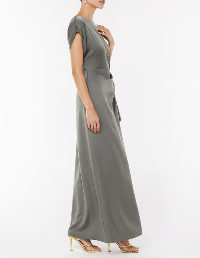 Robe longue en satin gris vert à col bateau