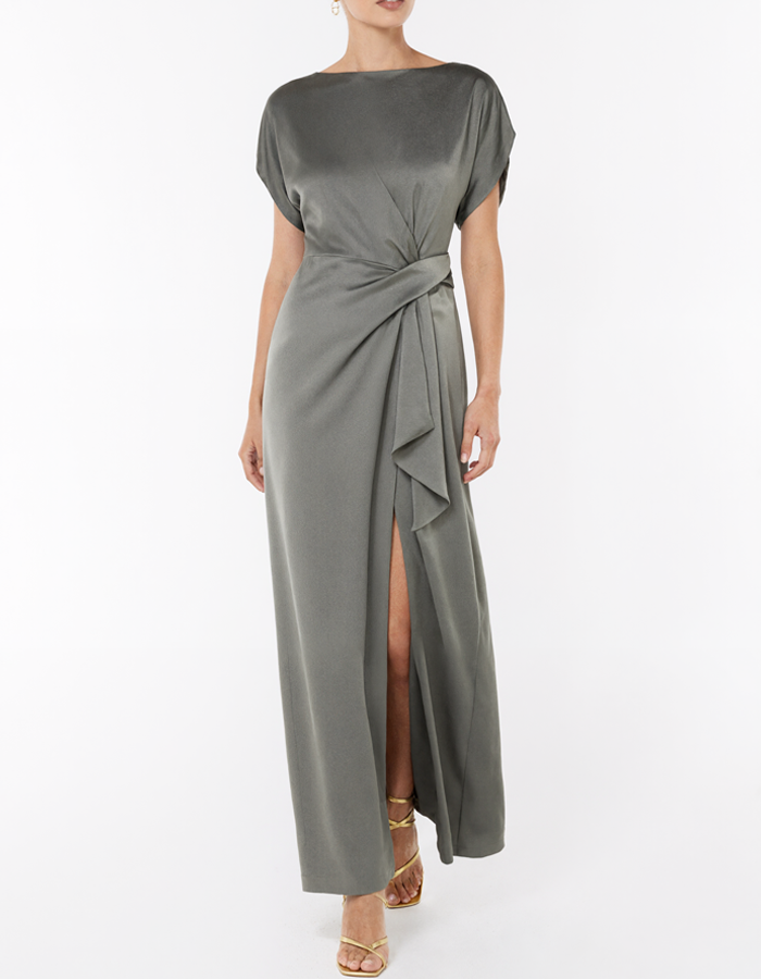 Robe longue en satin gris vert à col bateau