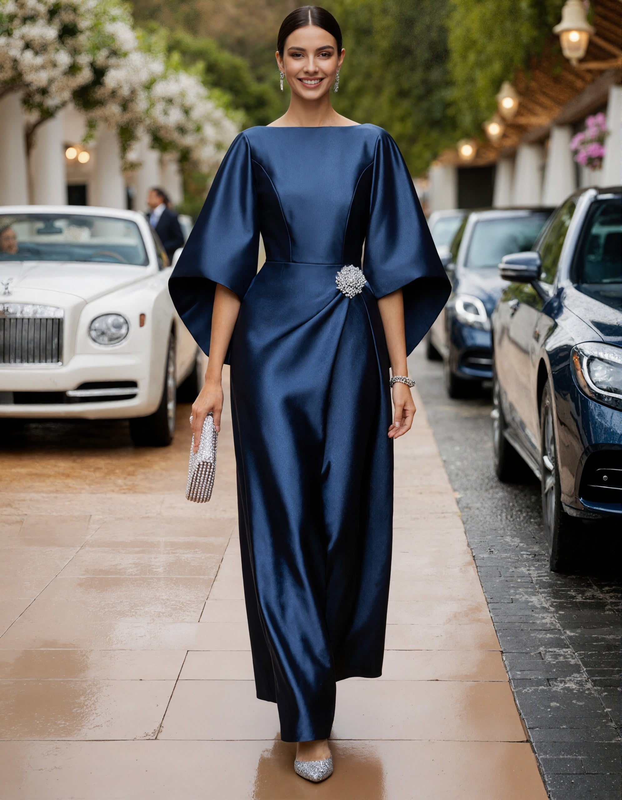 Robe longue en satin bleu col bateau