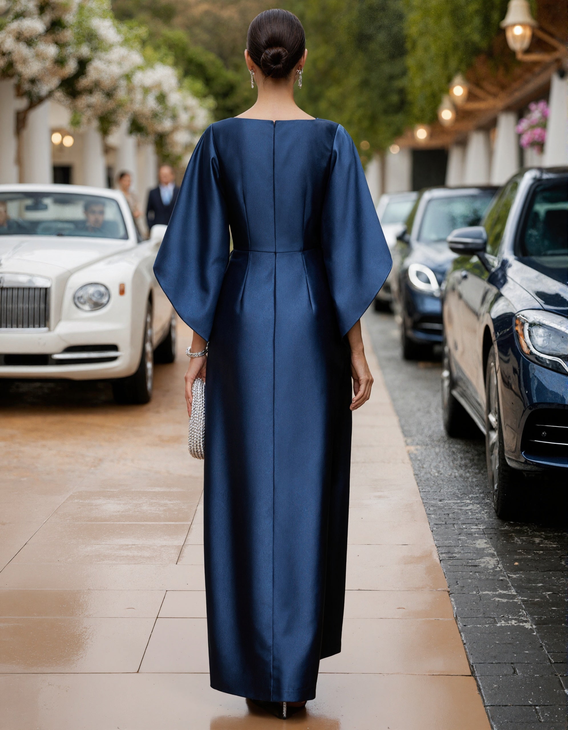 Robe longue en satin bleu col bateau