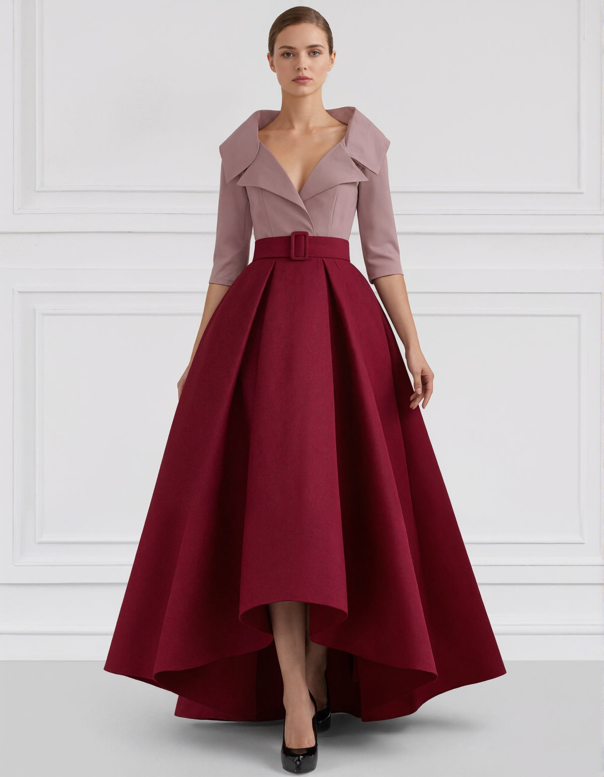 Robe de satin sophistiquée à taille ceinturée et col plié, coupe asymétrique