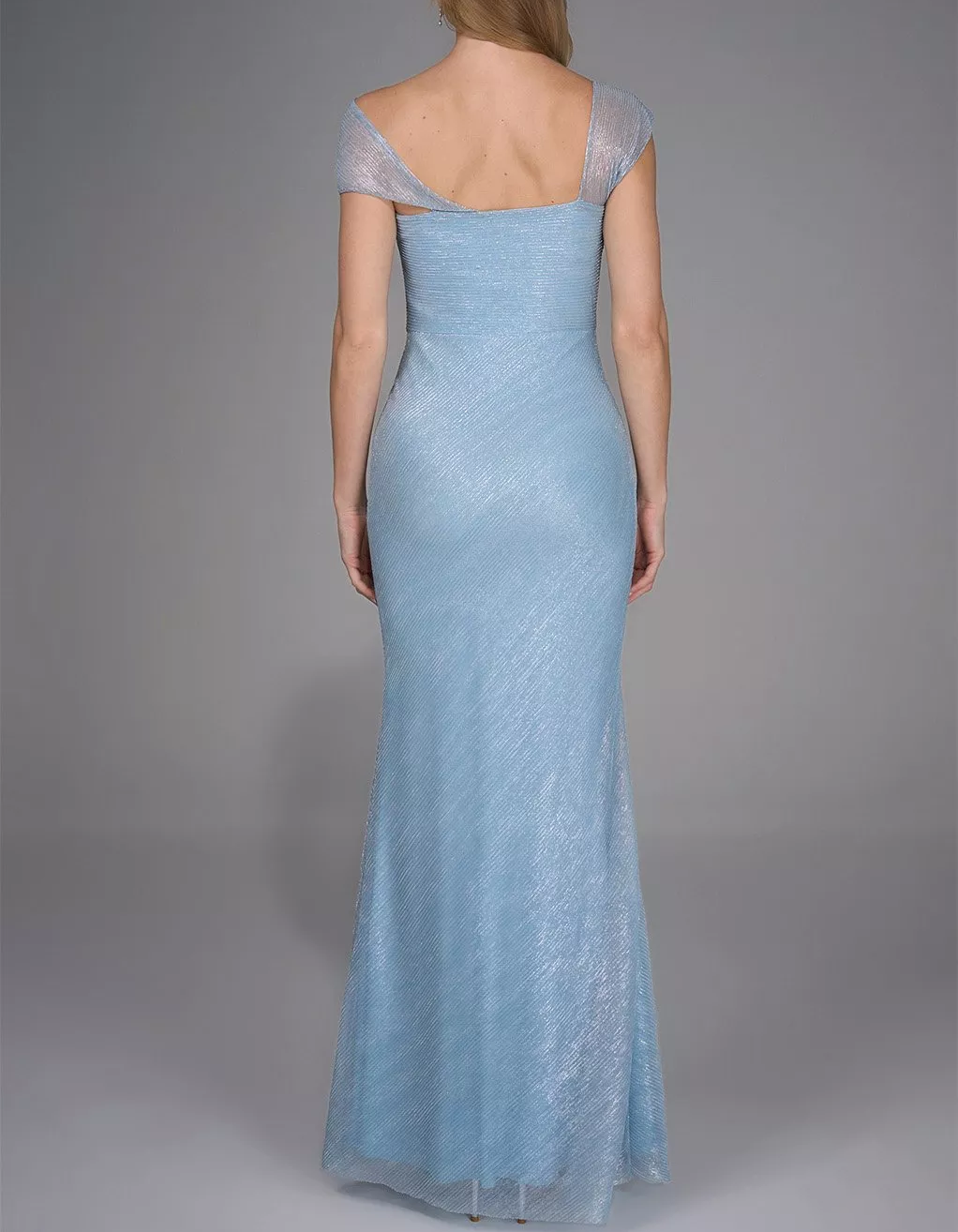 Vestido maxi azul-claro em chiffon plissado com cauda de peixe