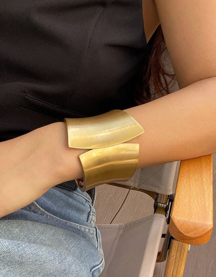 Oregelbunden metall bred armband