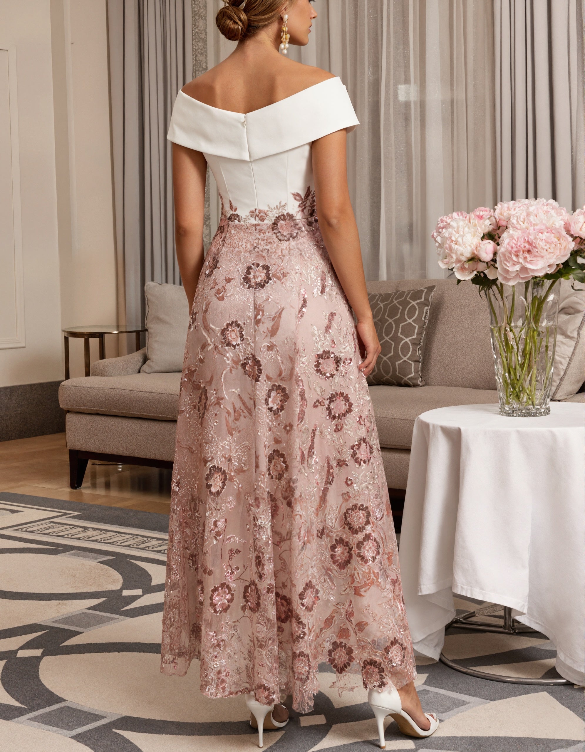 Robe maxi blanche en dentelle à col en V  