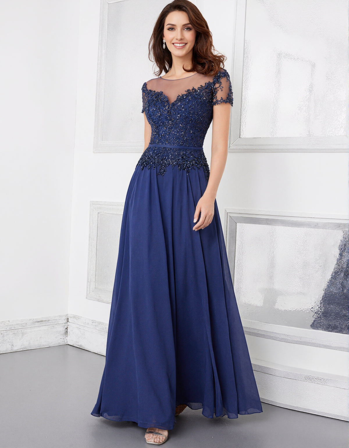 Abito lungo con scollo tondo in pizzo e chiffon