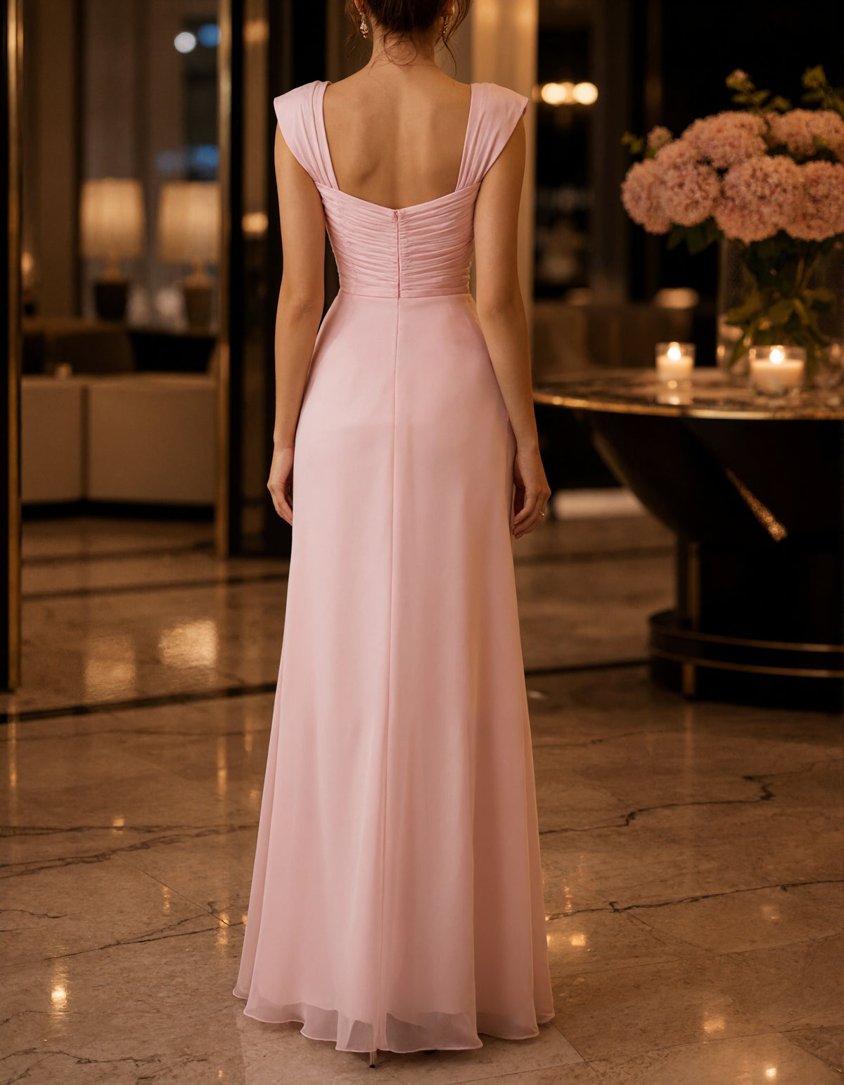 Robe longue en mousseline rose drapée avec décolleté en cœur