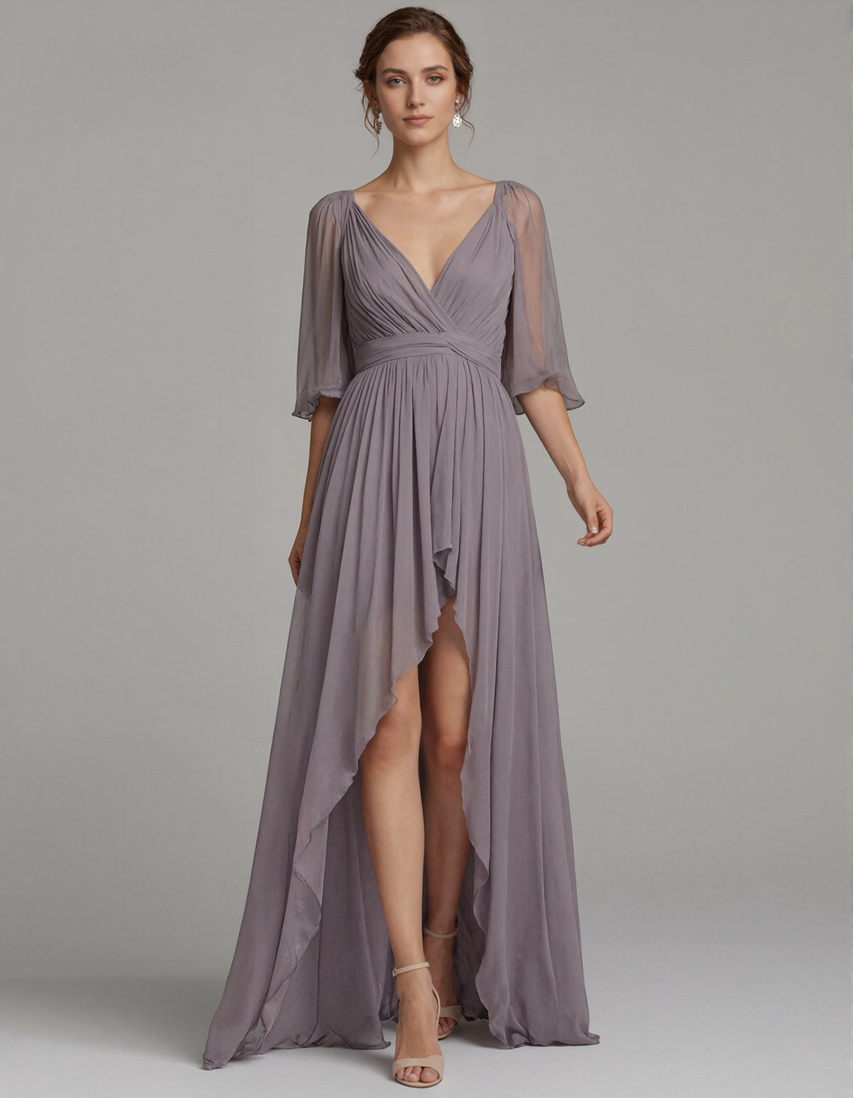 Maxi-jurk van grijsachtige paarse chiffon met V-hals, tule mouwen en hoge-lage zoom  