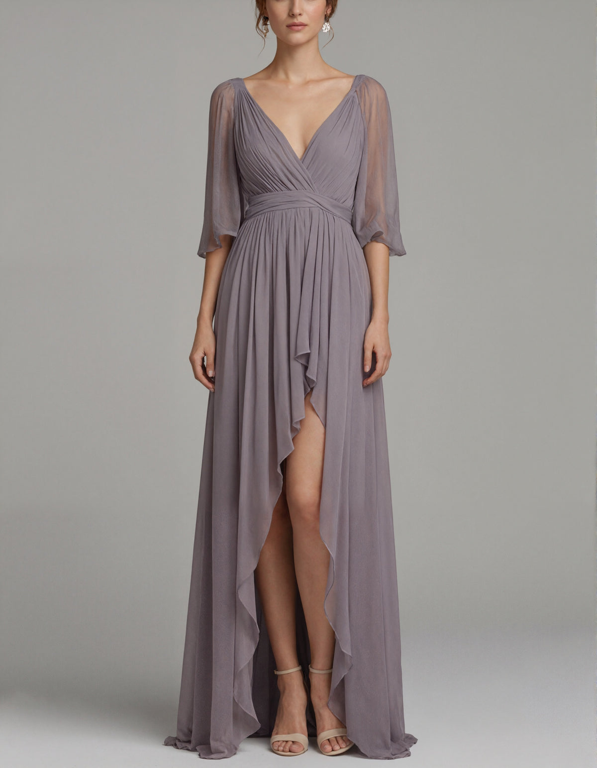 Maxi-jurk van grijsachtige paarse chiffon met V-hals, tule mouwen en hoge-lage zoom  