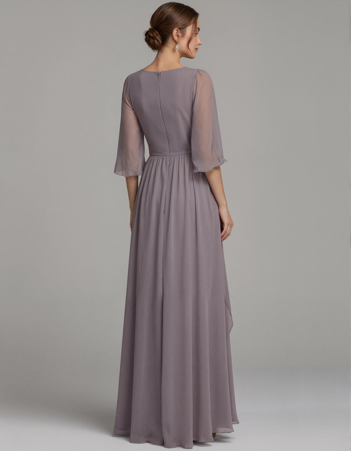 Maxi-jurk van grijsachtige paarse chiffon met V-hals, tule mouwen en hoge-lage zoom  