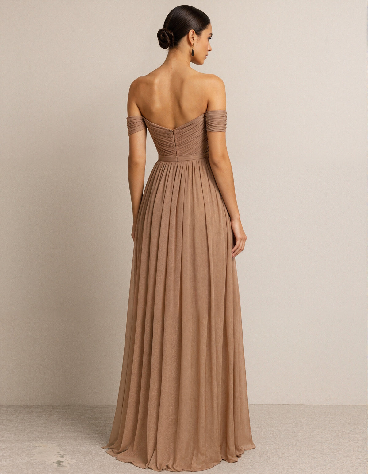 Rochie maxi plisată din șifon culoarea cămilei cu umerii goi  