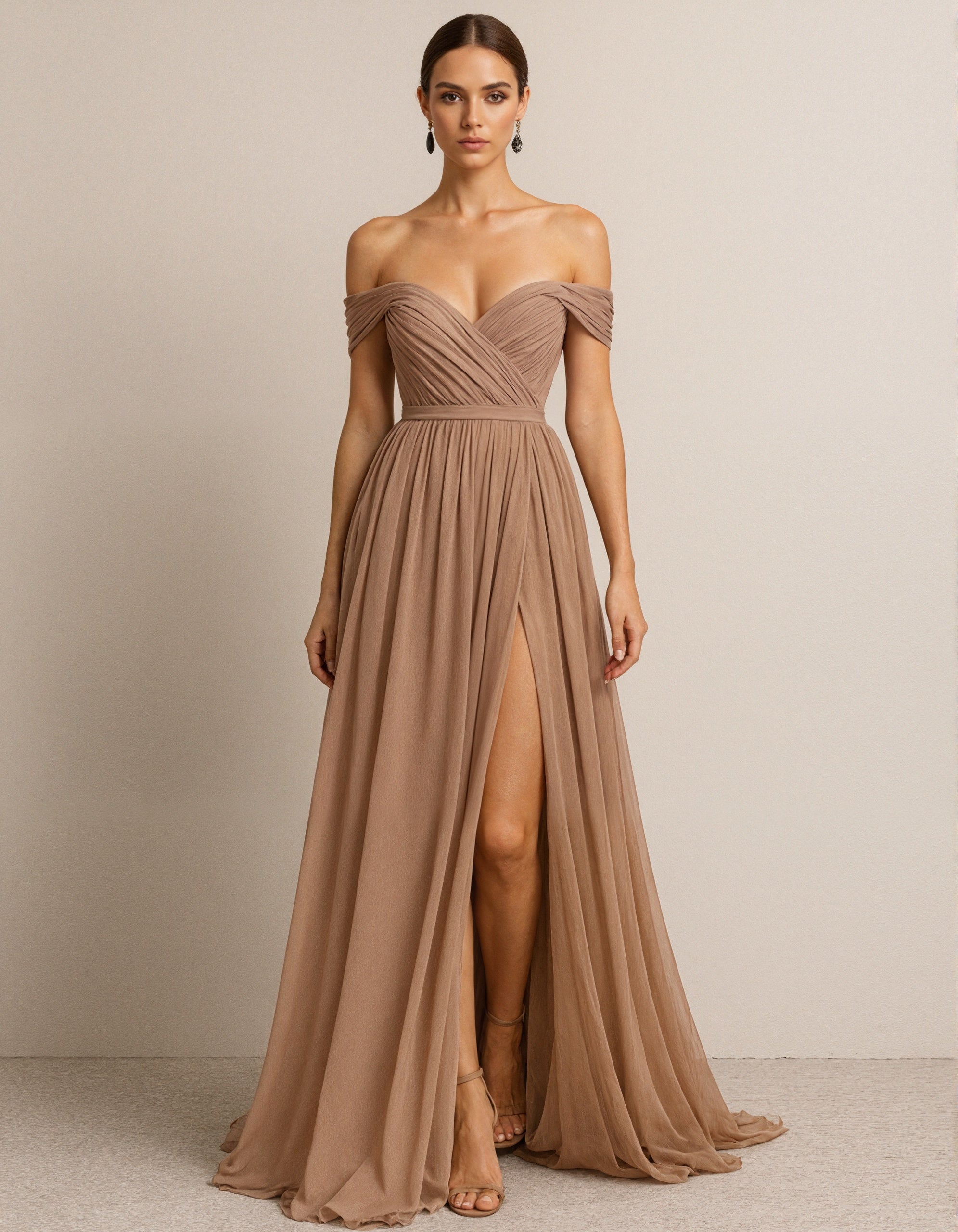 Robe longue en mousseline plissée camel à épaules dénudées