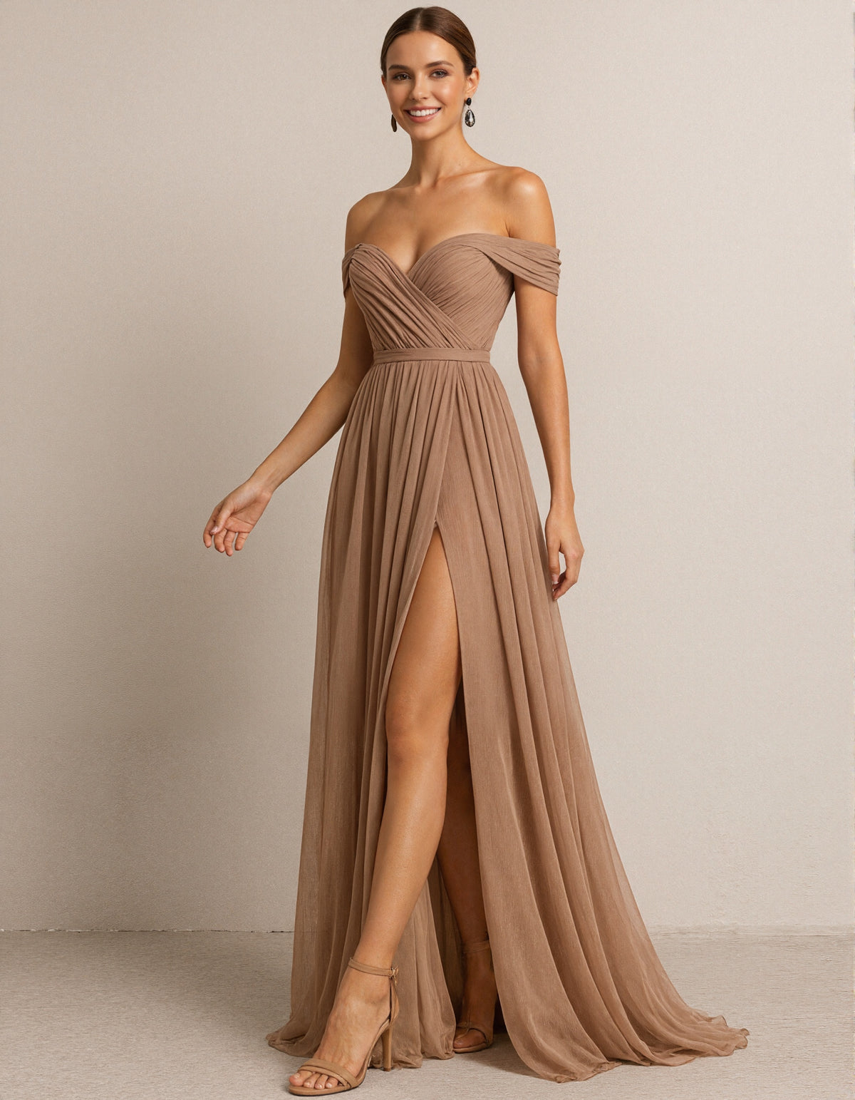 Rochie maxi plisată din șifon culoarea cămilei cu umerii goi  