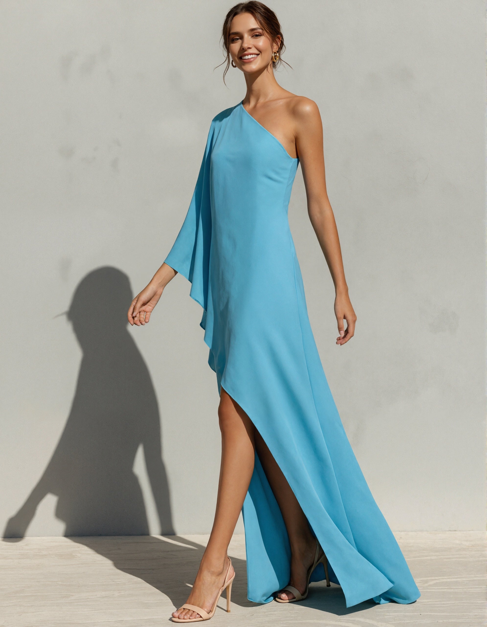 Vestido maxi asimétrico con drapeado y un solo hombro azul  