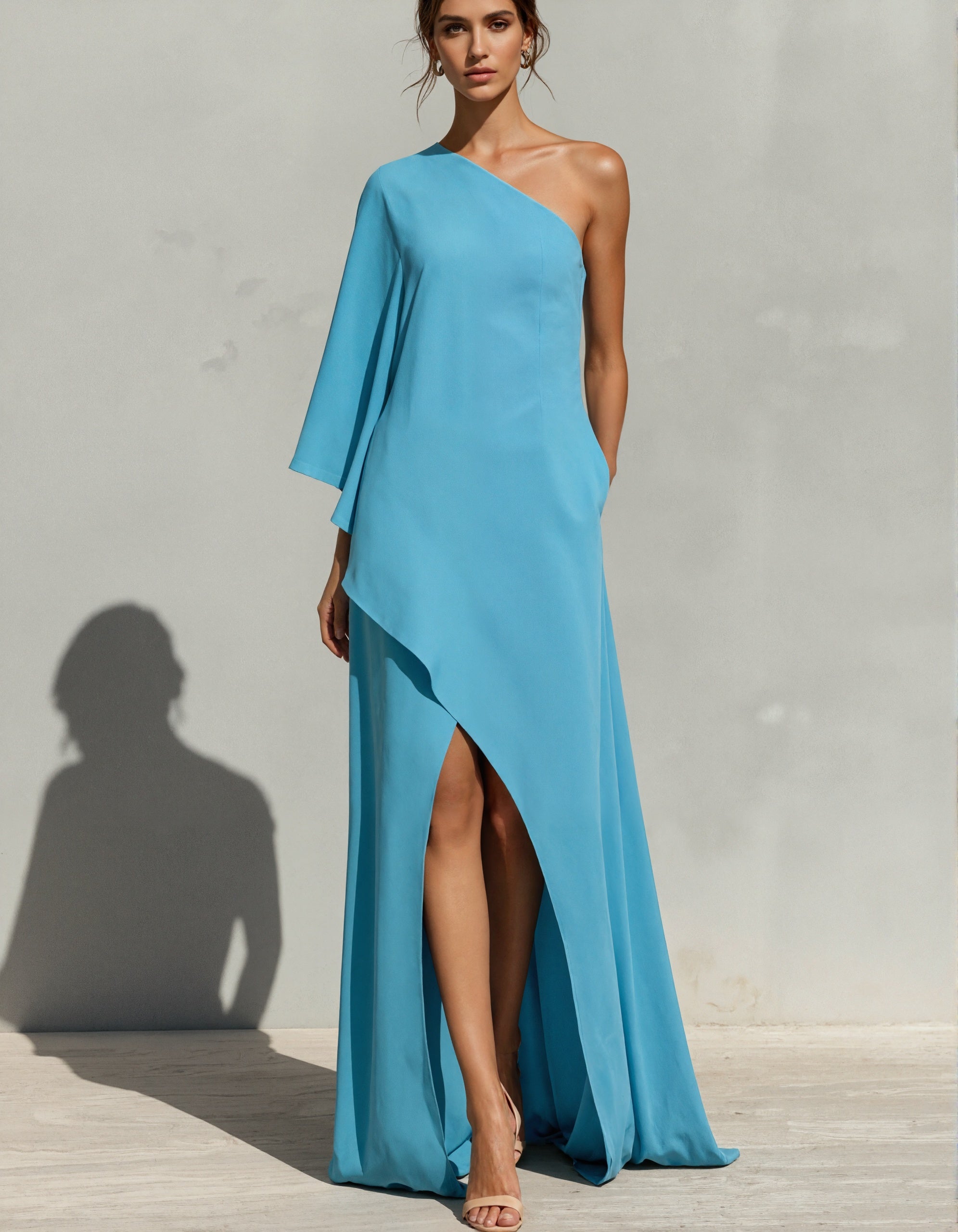 Vestido maxi asimétrico con drapeado y un solo hombro azul  
