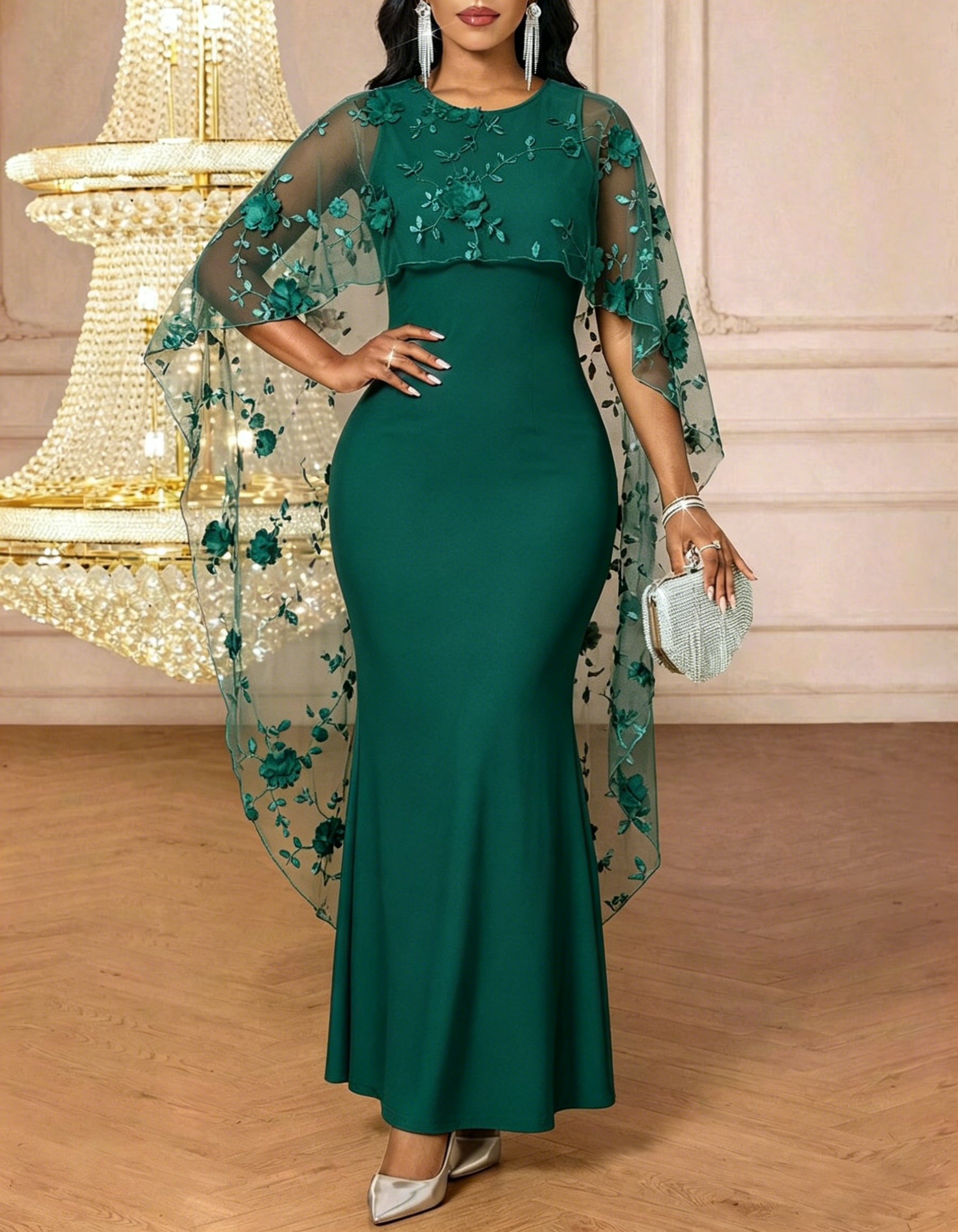 Vestido maxi em cetim com decote redondo e aplicação floral