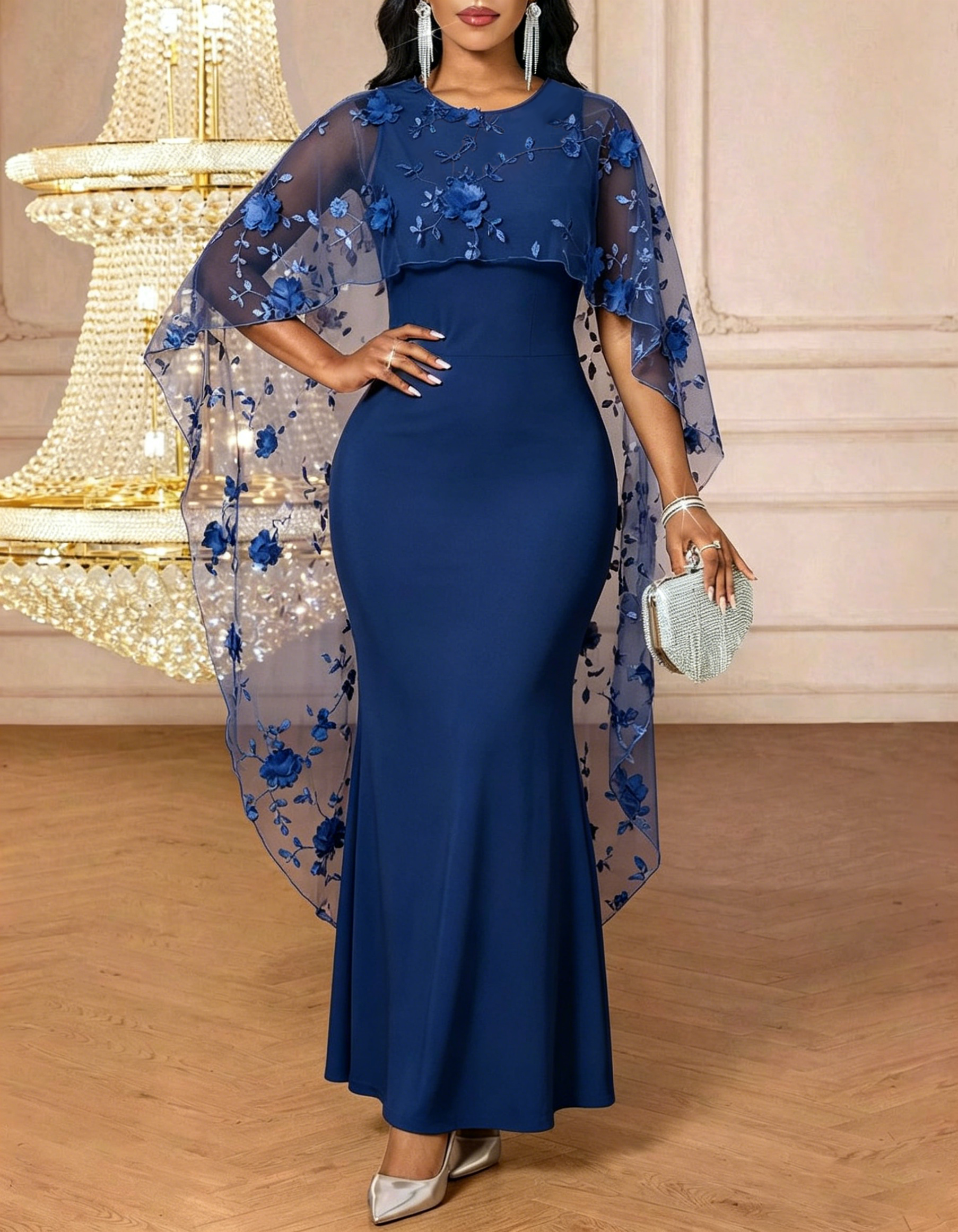 Vestido maxi em cetim com decote redondo e aplicação floral