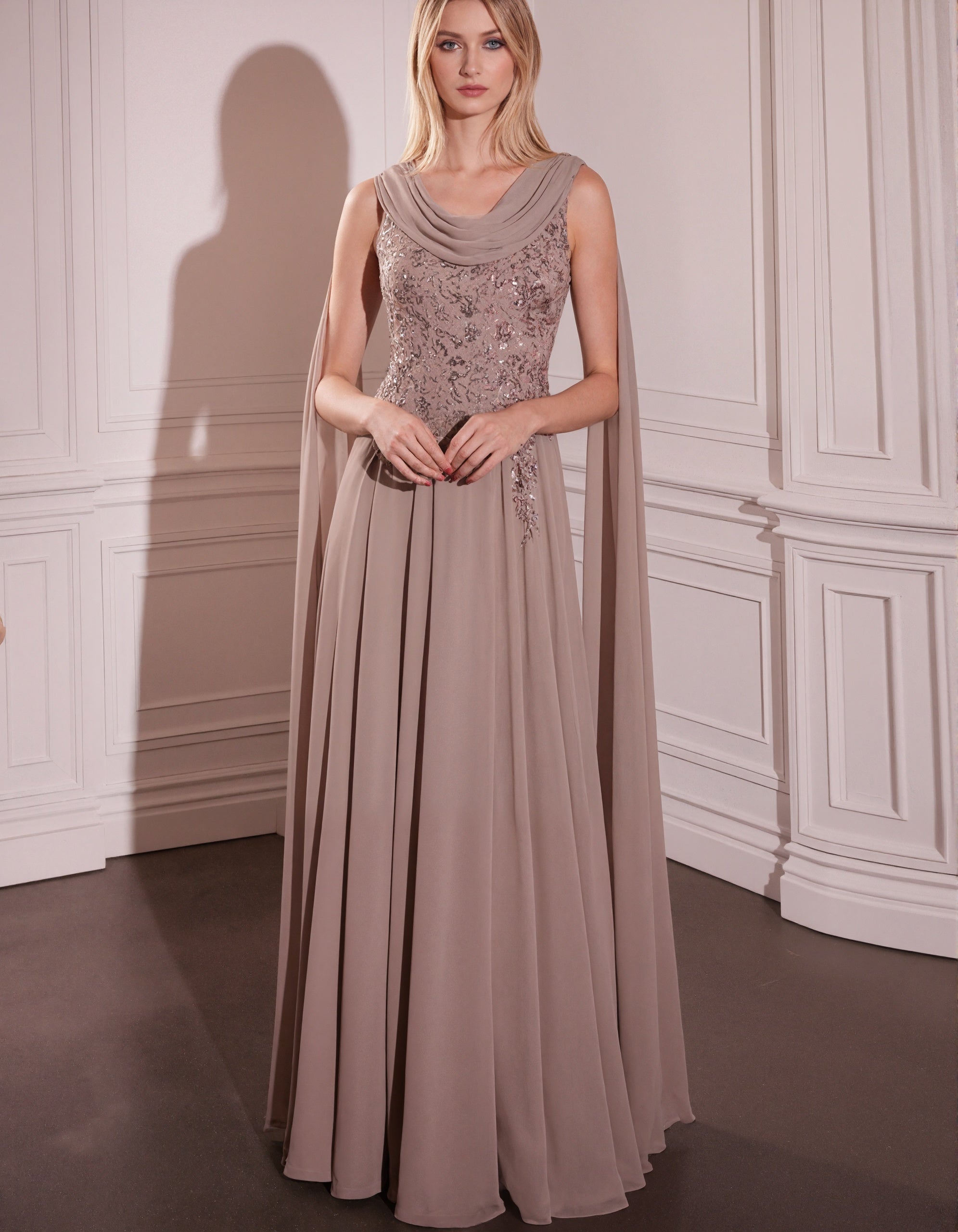 Abito lungo in chiffon con pizzo e paillettes, collo drappeggiato marrone chiaro