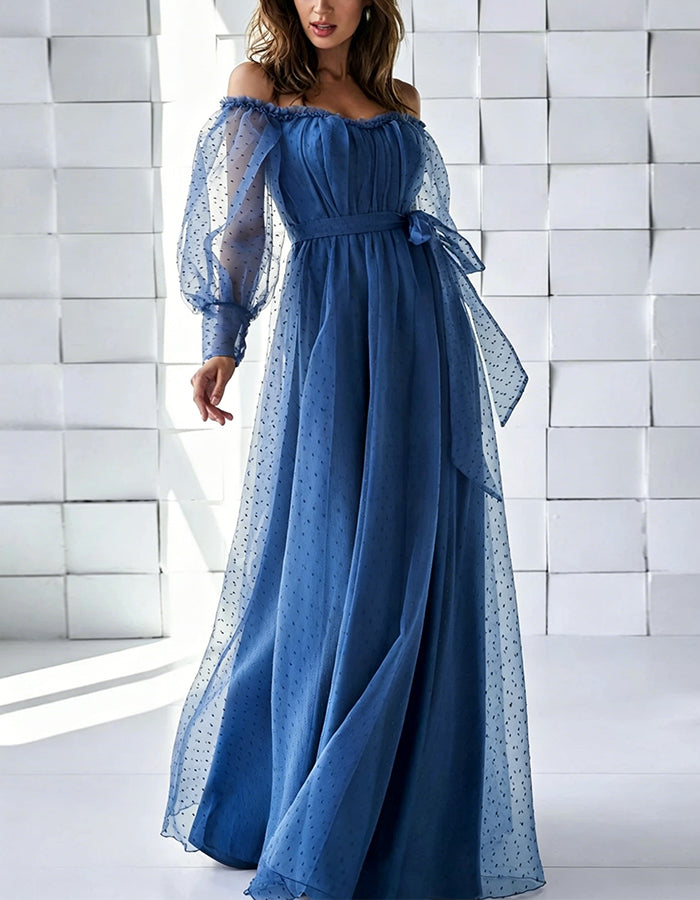 Vestido maxi de tul azul con lunares y diseño de hombros descubiertos  