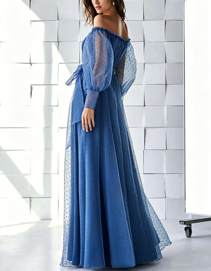 Vestido maxi de tul azul con lunares y diseño de hombros descubiertos  