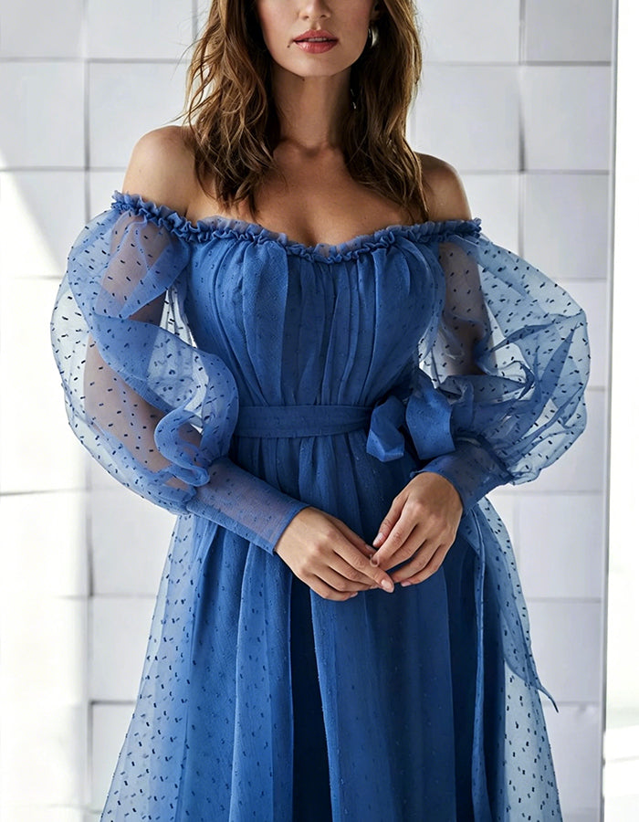 Vestido maxi de tul azul con lunares y diseño de hombros descubiertos  