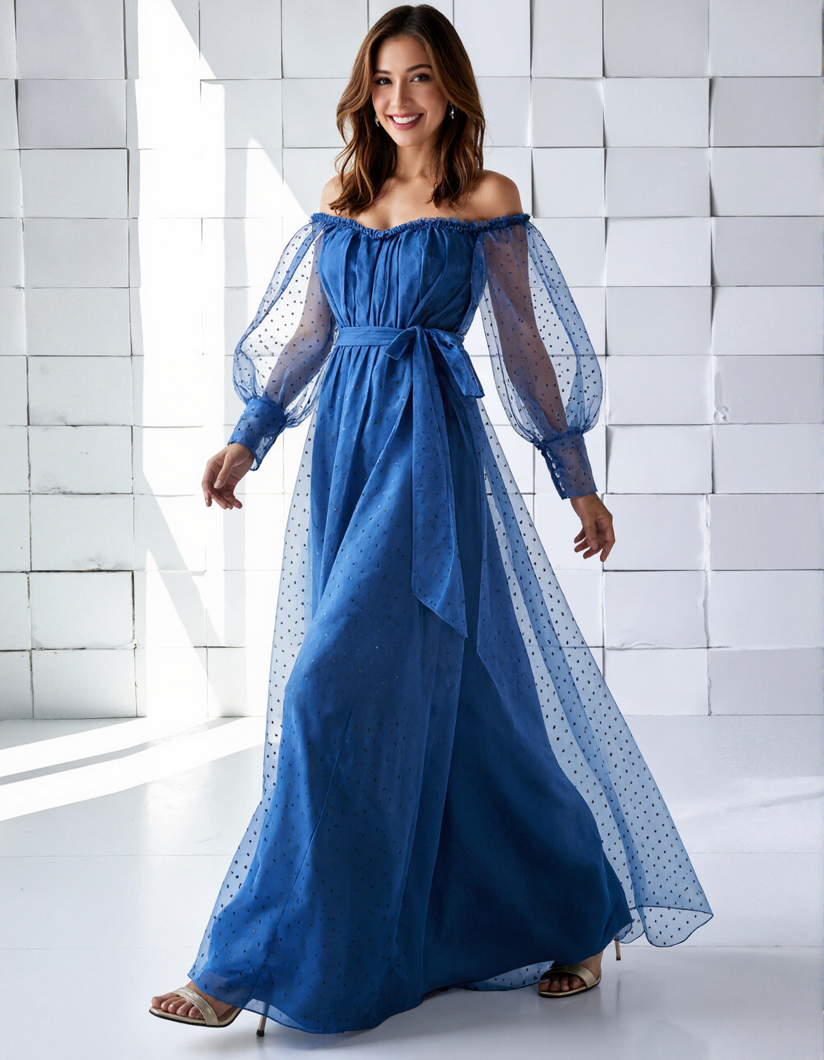 Vestido maxi de tul azul con lunares y diseño de hombros descubiertos  