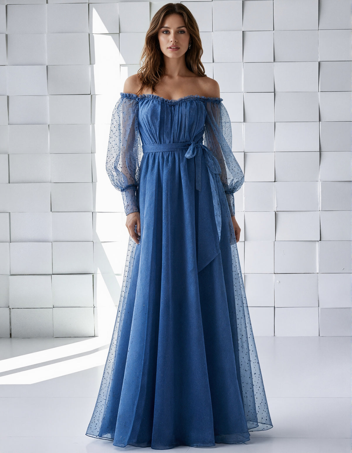 Rochie maxi cu buline albastre din tul cu umerii goi  