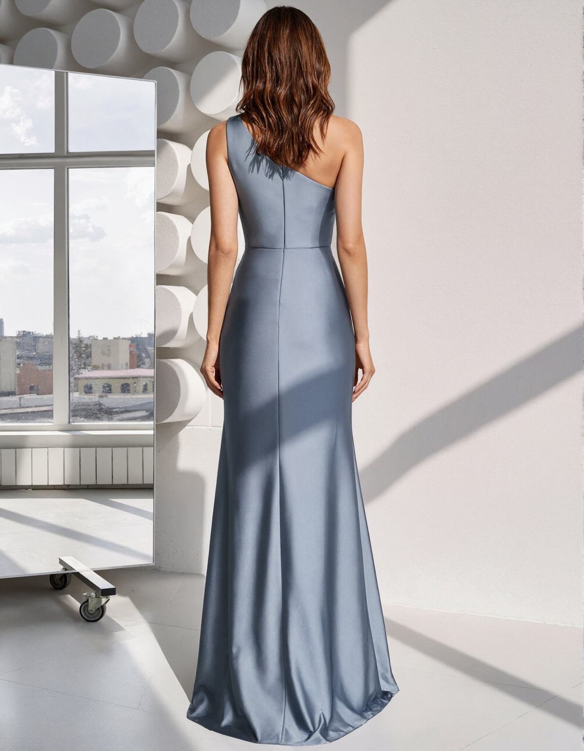Maxikleid aus graublauem Satin mit einer Schulter, plissiertem Schlitz
