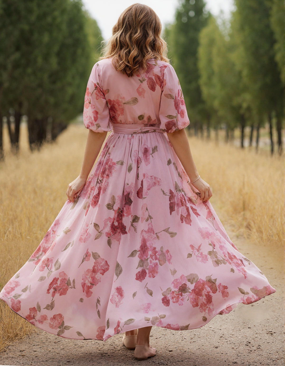 Abito lungo rosa in chiffon con stampa floreale e cintura incrociata