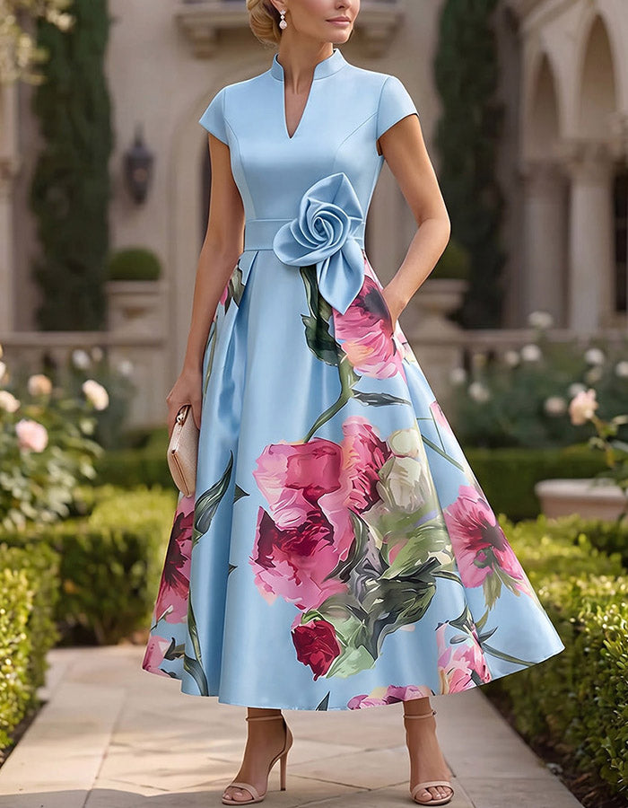 Vestido midi de satén color azul claro con estampado floral, cuello alto y largo hasta el té.