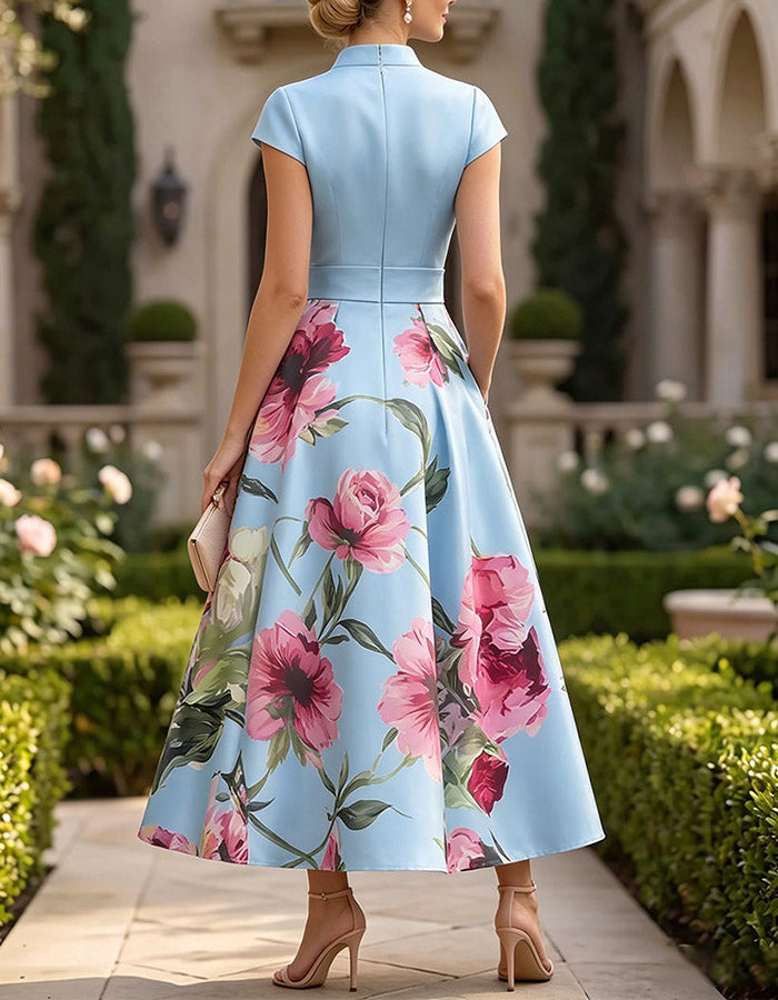 Hellblaues Satin-Midikleid mit Stehkragen und floralem Muster im Tea-Length-Stil