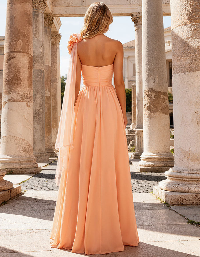 Abito lungo arancione chiaro in chiffon con spalla scoperta, motivo floreale 3D e spacco