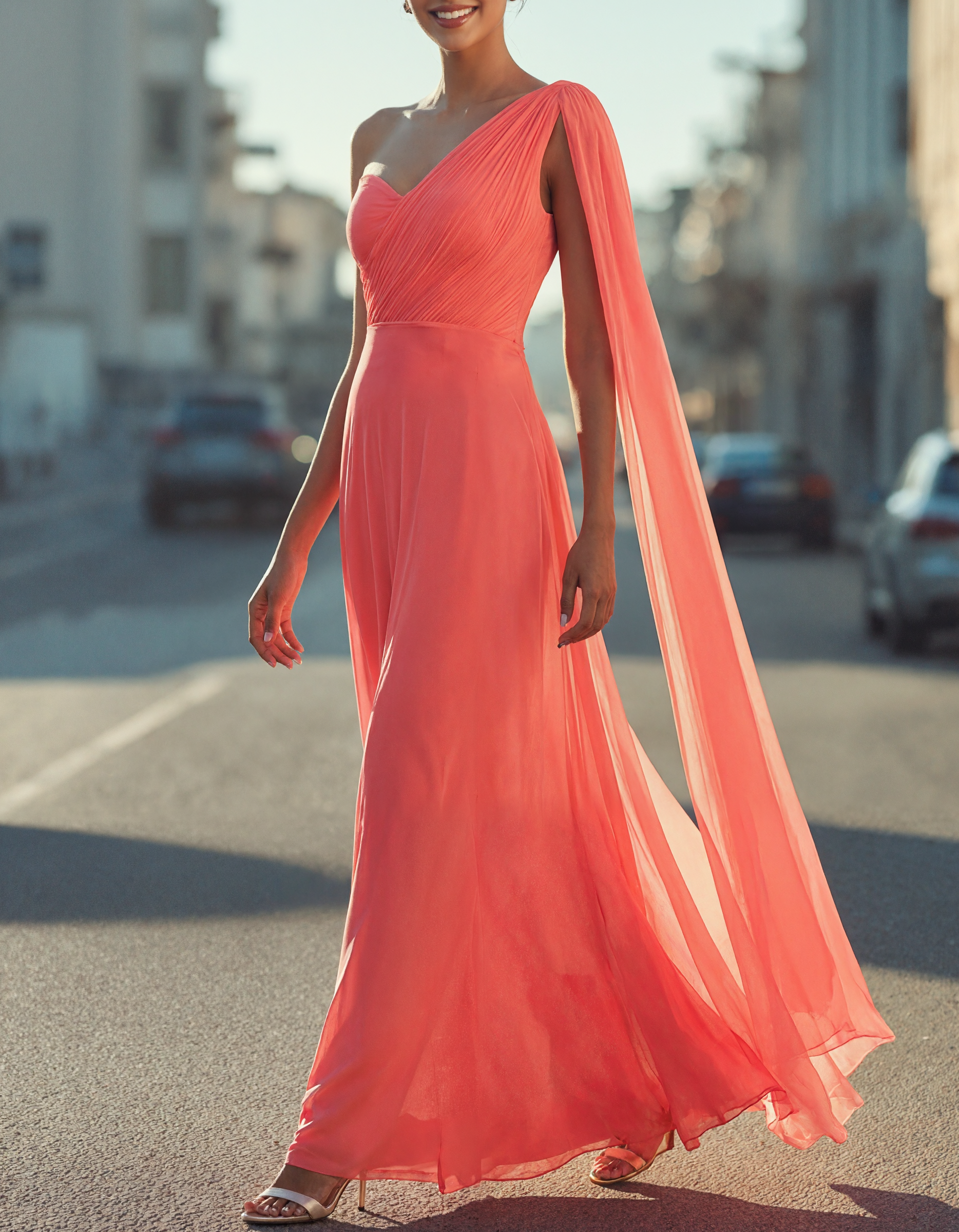 Vestido maxi formal coral con un solo hombro y cola larga