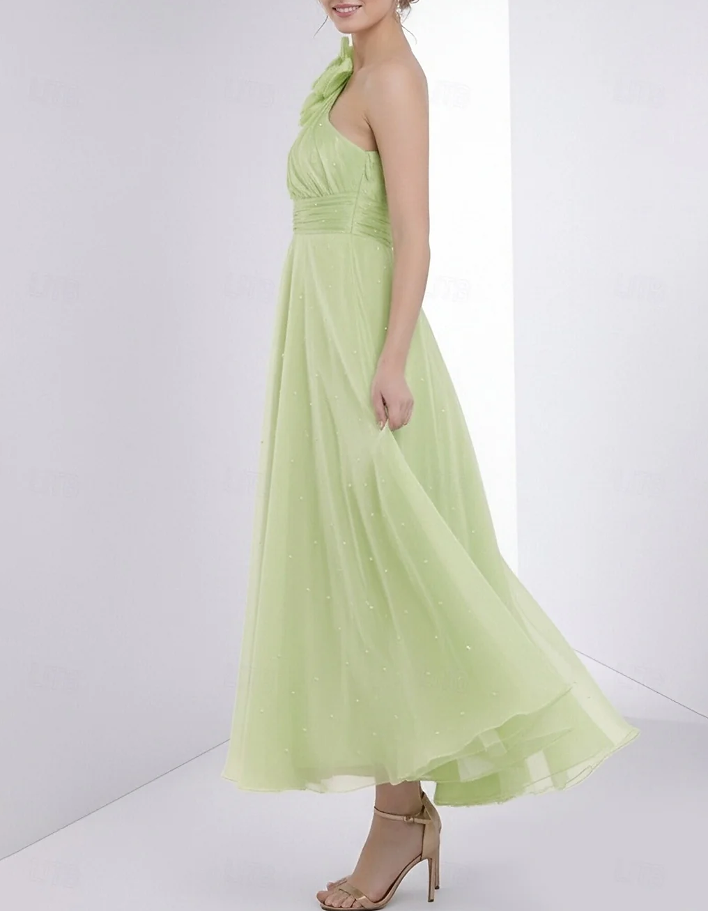 Abito midi in chiffon verde mela con una spalla, fiori e perle