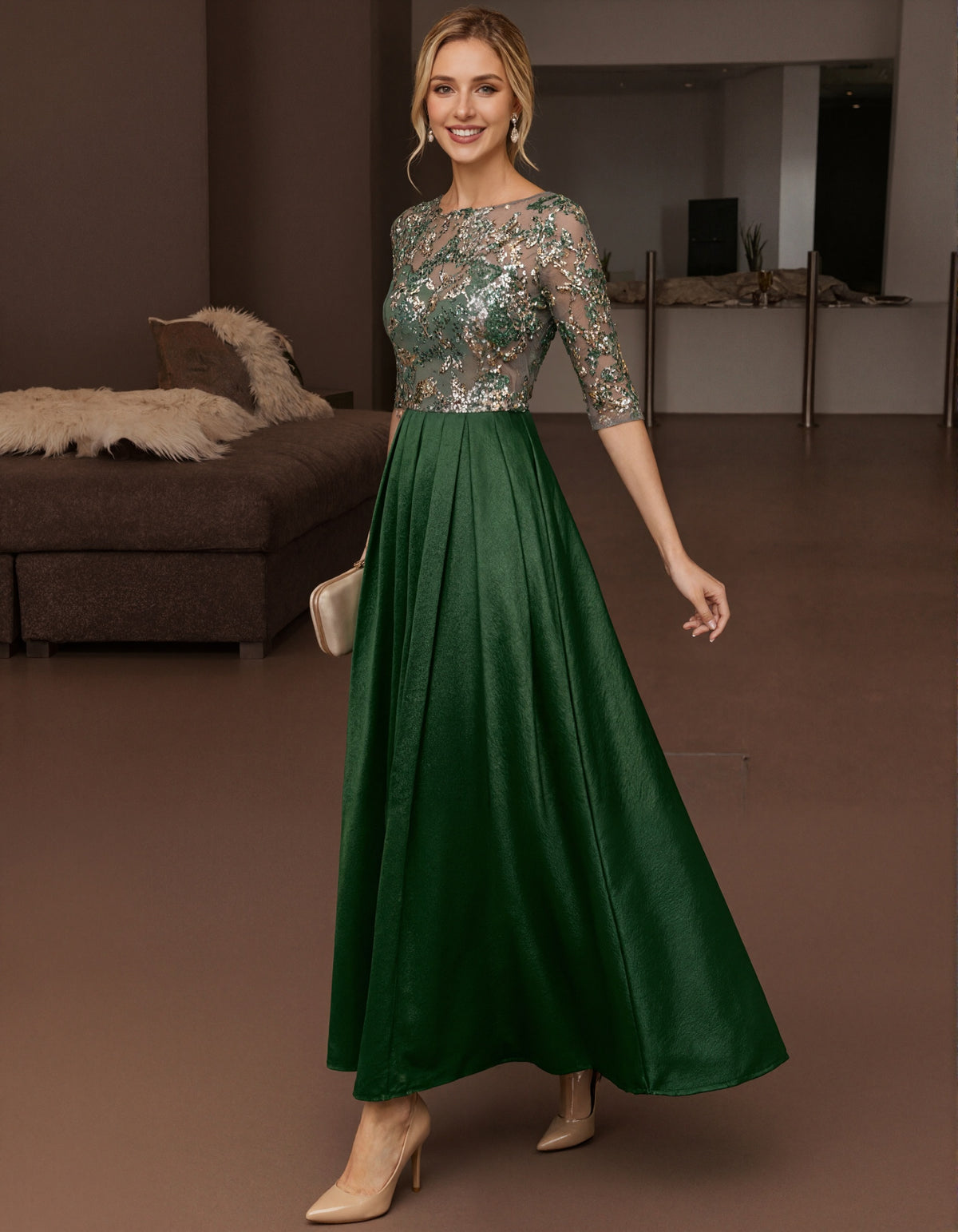 Grünes Maxikleid aus Satin mit Tüll, Pailletten und floralen dreiviertellangen Ärmeln  